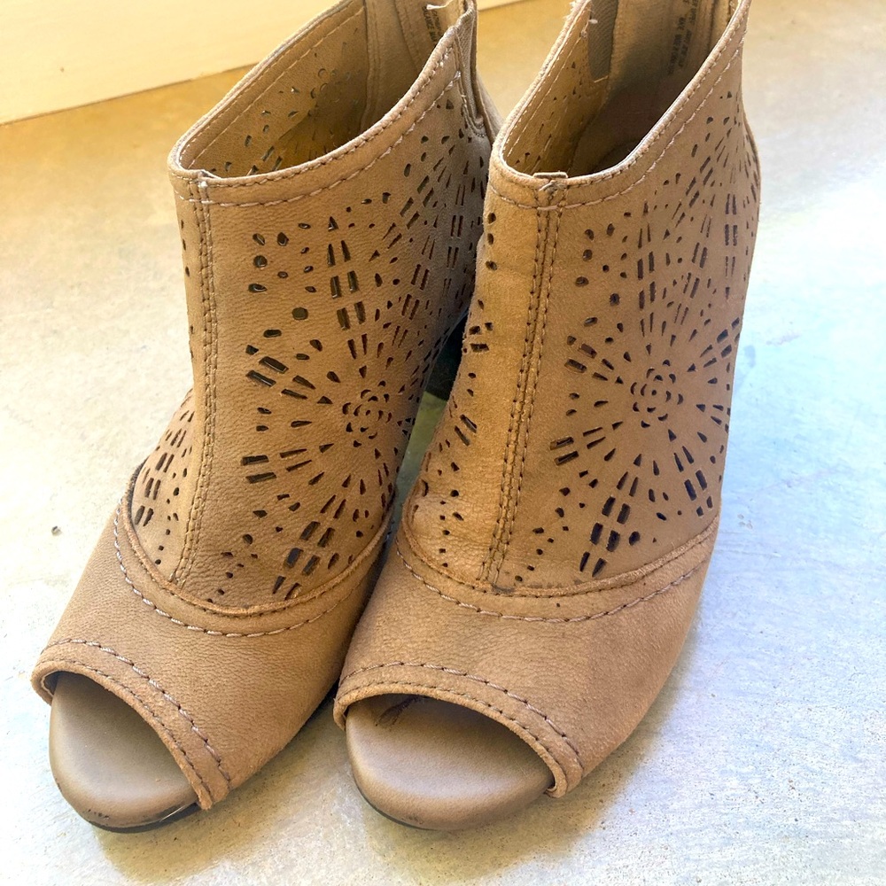 Earth Origins SHAYE leather Women's Tan Peep-Toe Ankle Boots. Sz 5.5